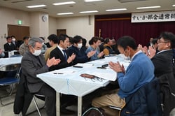 議案を採択する部会員