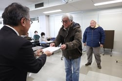 代表して表彰を受ける宇都宮さん