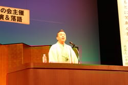 講演するたい平さん