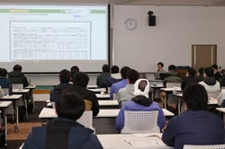 使用法の説明を受ける参加者