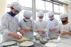 おはぎを作る豊田小学校の児童