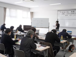 相続や遺言について解説する宮川講師（中央）