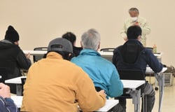 麦の追肥について説明する谷口主任