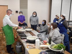 講師の実演に真剣な眼差しを向ける参加者