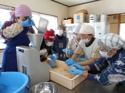 みそ玉を作る参加者たち（長野県上田市で）