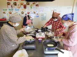 桜餅の生地を焼く参加者