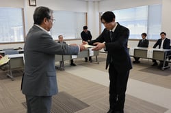 支援金を受け取る佐藤さん（右）