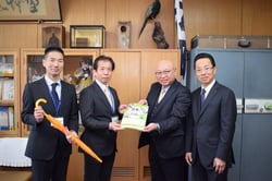 教材を手にする渡邊校長（左から2番目）と望月隆組合長（右から2番目）