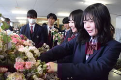 上伊那産の花でフォトスポットを制作する上農高校の生徒ら（長野県南箕輪村で）