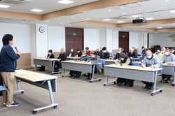 熱心に話を聞く参加者