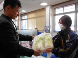 食材を支所へ持ち込む女性部員（右）