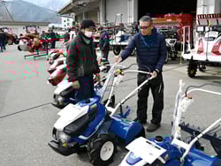 耕運機を操作し、説明を熱心に聞く来場者(長野県大町市常盤で)
