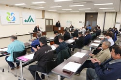 議案の評決をとる代議員