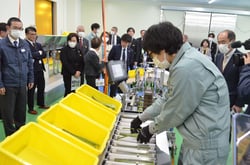 自動結束機を実演するJA職員