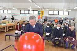 だるまに目を入れる西村組合長