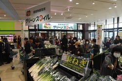 にぎわう店舗内