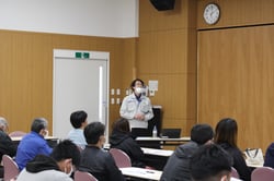 栽培講習会で説明する幾島技術員