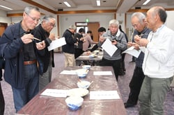 他県産の長芋を試食する生産者