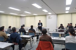 挨拶を述べる三澤次長