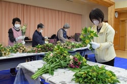 気持ちを込めてラッピング作業する職員ら