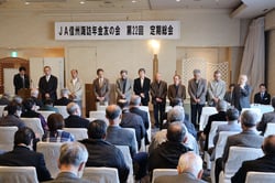 あいさつする新役員