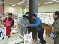 熱心に質問する塾生