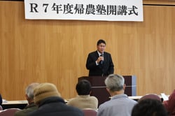 あいさつする関口部長