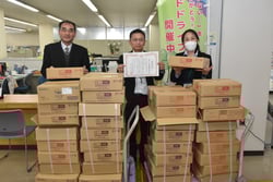 寄贈品と共に受贈者を撮影（長野県上田市で）