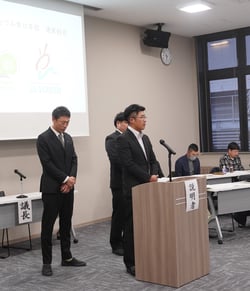 抱負を述べる大倉新部長（中央）