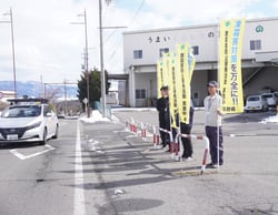 広報車を見送るJA職員ら