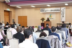 あいさつする岡田部長