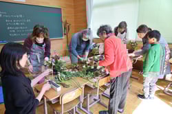 原小学校卒業式用のフラワーアレンジメントを製作するメンバー