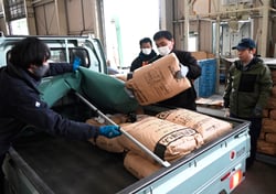 種もみを積み込むJA職員ら