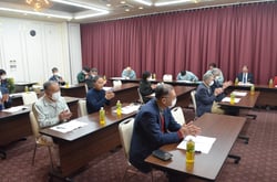 拍手にて議案が可決する様子