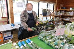 買い物を楽しむ男性客