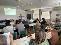 新規生産者にダリア生産の基本を説明する塚平係長