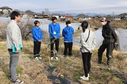 営農技術員に同行し組合員の圃場を見学する生徒ら
