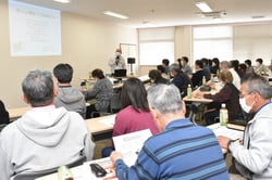 野菜作りのポイントを解説する吉田清志さん