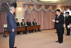 決意を述べる堀内さん（写真右）