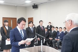 誓いの言葉を述べる大宮さん