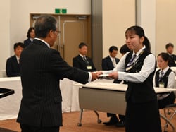 辞令を受け取る石山さん（右）