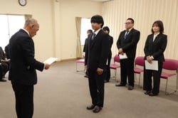 津金組合長から辞令を受ける新採用職員
