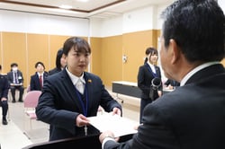 辞令を受け取る新採用職員