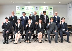 役員と採用職員が結束を示した入組式