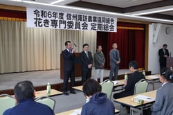 花き定期総会であいさつする花き定期総会の新役員