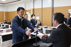 修了証を受け取る研修生