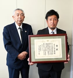 優秀賞を受賞した仁科祐樹さん(右)