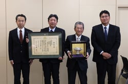 受賞を祝福した報告会　中平社長（中央左）寺沢組合長（中央右）（長野県飯田市で）