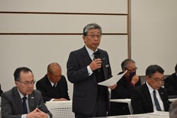 あいさつする田中組合長