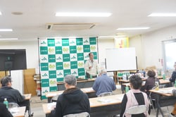 米作りのポイントを解説する手塚係長